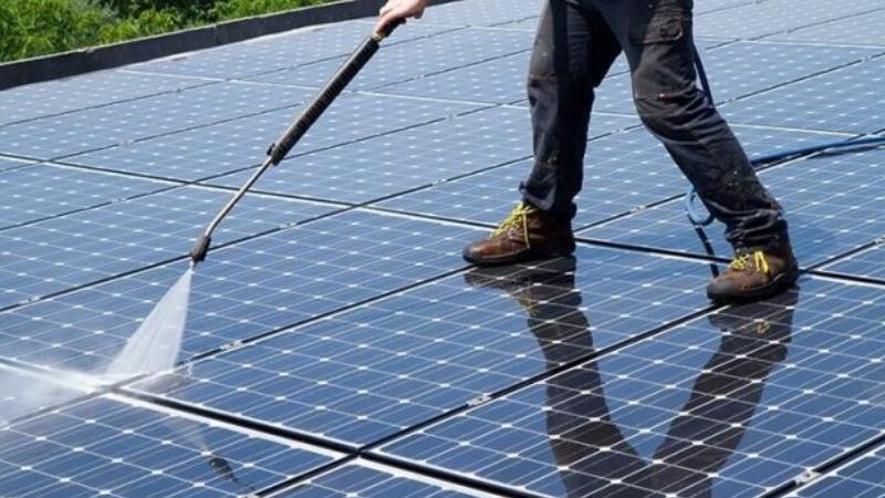 Cách vệ sinh tấm pin năng lượng mặt trời