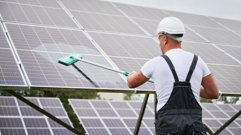 Cách vệ sinh tấm pin năng lượng mặt trời