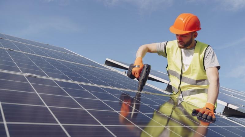 Những Yếu Tố Ảnh Hưởng Đến Độ Bền Của Tấm Pin Năng Lượng Mặt Trời